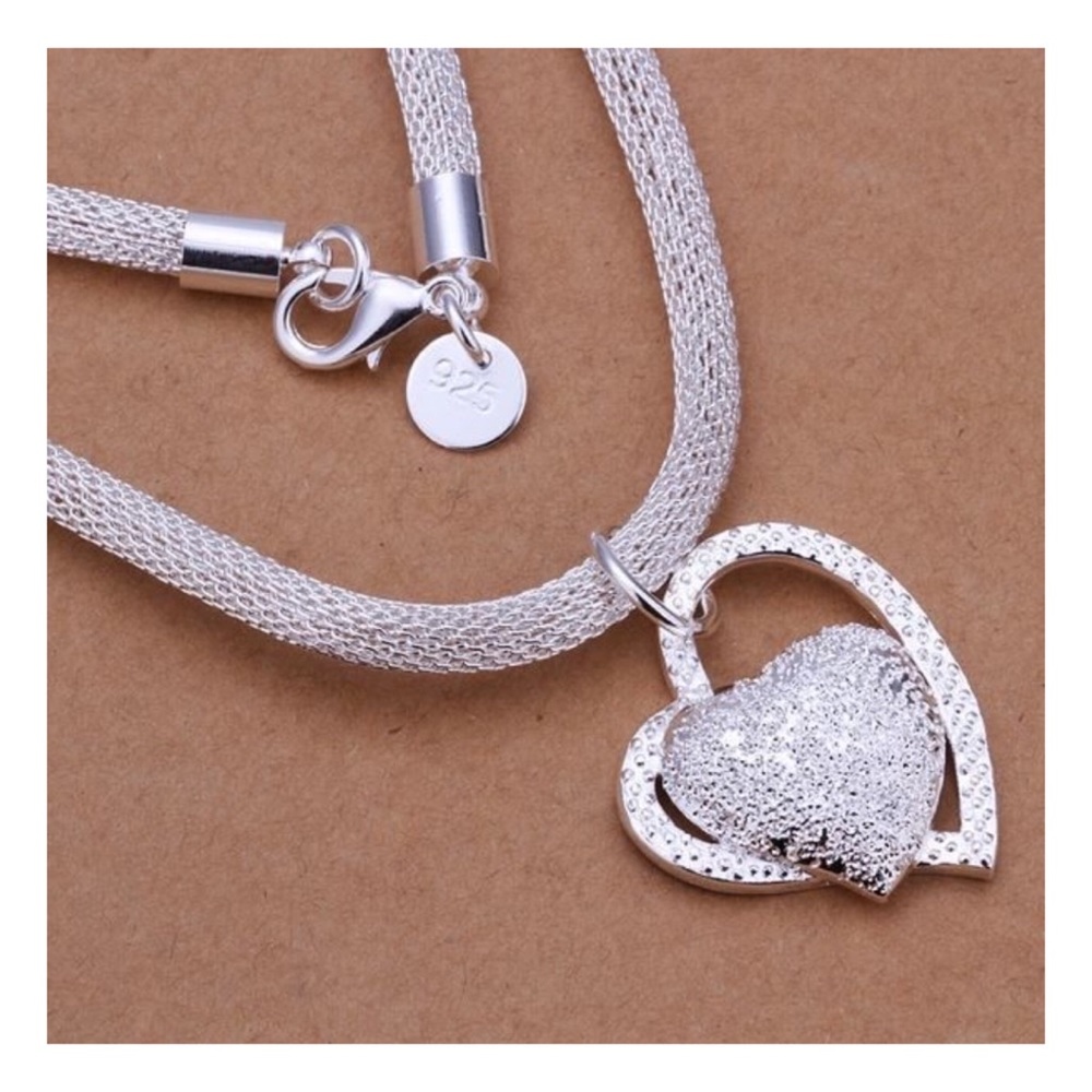 ❗️Moving SALE FINAL❗️Gorgeous Silver HeartNecklace